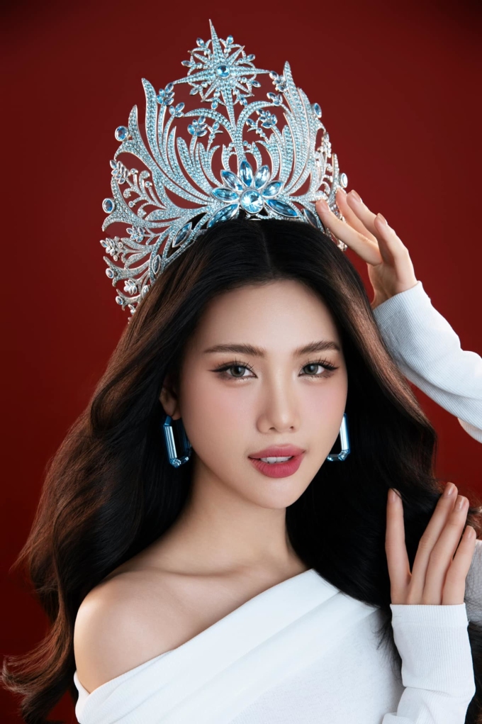 Hoa hậu Bùi Quỳnh Hoa bị buộc thôi học