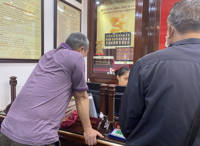 Mang tiền đi mua vàng vì sợ gửi ngân hàng bị “bốc hơi”