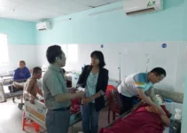 Chuyện vợ chồng bác sĩ xé khăn băng bó, ép tim cứu sống người bị tai nạn ở Kon Tum