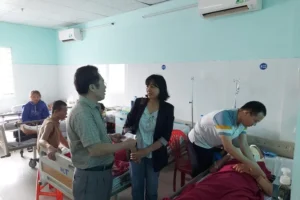 Chuyện vợ chồng bác sĩ xé khăn băng bó, ép tim cứu sống người bị tai nạn ở Kon Tum