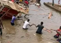 Khoảnh khắc thuyền chở hơn 300 người lật trên sông, hàng chục người t.hiệt mạng