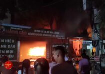 Hà Nội: Nghi vấn sét đánh bén lửa, thiêu rụi cửa hàng quảng cáo trong mưa