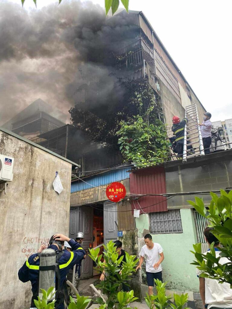 Thanh niên sơ mi trắng lao vào đám cháy cứu người