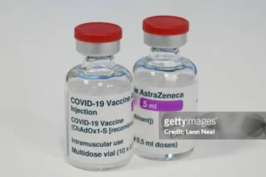 AstraZeneca thừa nhận vaccine COVID-19 có thể gây tác dụng phụ hiếm gặp dẫn đến cục m.á.u đông