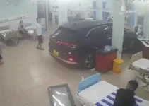 Ô tô l.ao thẳng vào phòng cấp cứu Bệnh viện Nh.i đồ.ng Đồng Nai