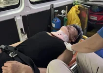 Xôn xao hình ảnh một nam ca sĩ Việt trên xe cấp cứu, nhập viện gấp