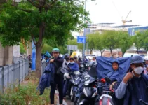 TPHCM bất chợt ‘mưa vàng’, nhiều người bị té ngã vì đường trơn