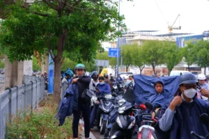 TPHCM bất chợt ‘mưa vàng’, nhiều người bị té ngã vì đường trơn