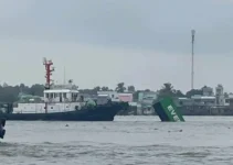 Tàu Singapore và sà lan tông nhau trên sông Sài Gòn