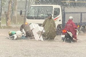 Đường phố Biên Hòa ngập nặng sau mưa lớn