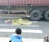 Tài xế xe tải mở cửa khiến người đi xe máy ngã ra đường bị xe container cán t.ử v.ong