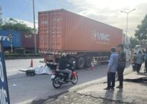 V;a chạ;m xe container, hai ch;áu b;é đi xe máy điện t;ử v;on;g