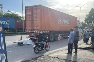 V;a chạ;m xe container, hai ch;áu b;é đi xe máy điện t;ử v;on;g