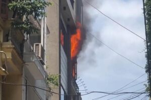 Cháy nhà dân 4 tầng ở phố Trần Quý Kiên