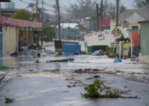 Siêu bão lịch sử ‘cực kỳ nguy hiểm’ đổ bộ: San phẳng cả hòn đảo trong nửa giờ, gây mất điện toàn quốc, chính phủ nhiều nước ban bố cảnh báo khẩn cấp