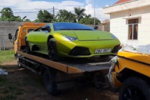 Cận cảnh quá trình tiêu hủy 2 siêu xe Lamborghini và Mercedes AMG G63 nhập lậu sau 4 năm bị ‘bỏ quên’