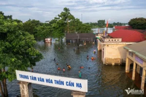 Nhiều xã ngoại thành Hà Nội đã 3 ngày chìm trong biển nước