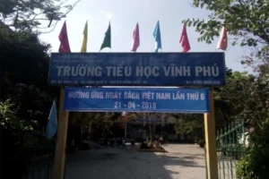 Hiệu trường ‘làm ngơ’ để giáo viên đ.ánh bài trong phòng thư viện