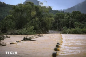 3 người bị lũ cuốn trôi khi đi qua ngầm tràn