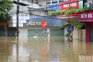 CỰC NÓNG NGAY LÚC NÀY: Nước đã ngập toàn thành phố Tuyên Quang nhà dân chìm sâu