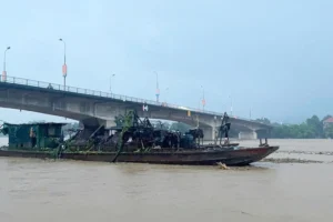 Hai tàu hoang trôi dạt từ Trung Quốc, nguy cơ đ.âm hỏng cầu