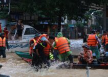 Thái Nguyên: Tận cùng của nỗi đau, người mẹ khóc ngất khi thấy thi thể con trai 5 tuổi bị lật thuyền do mưa lũ