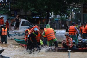 Thái Nguyên: Tận cùng của nỗi đau, người mẹ khóc ngất khi thấy thi thể con trai 5 tuổi bị lật thuyền do mưa lũ