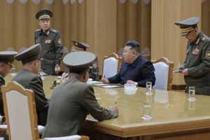 Bán đảo nóng rực: Ông Kim Jong-un họp tướng lĩnh, 8 lữ đoàn sẵn sàng pháo kích – Ông Putin có hành động