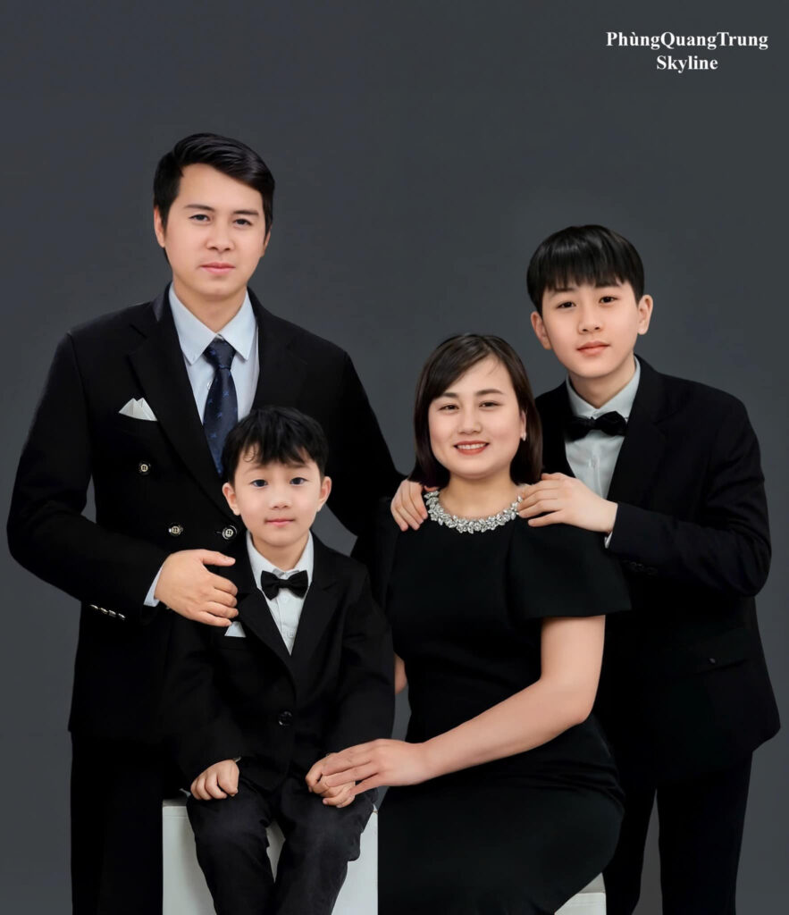 Chuyện cảm động phía sau tấm ảnh phục dựng gia đình đủ 4 người ở Làng Nủ