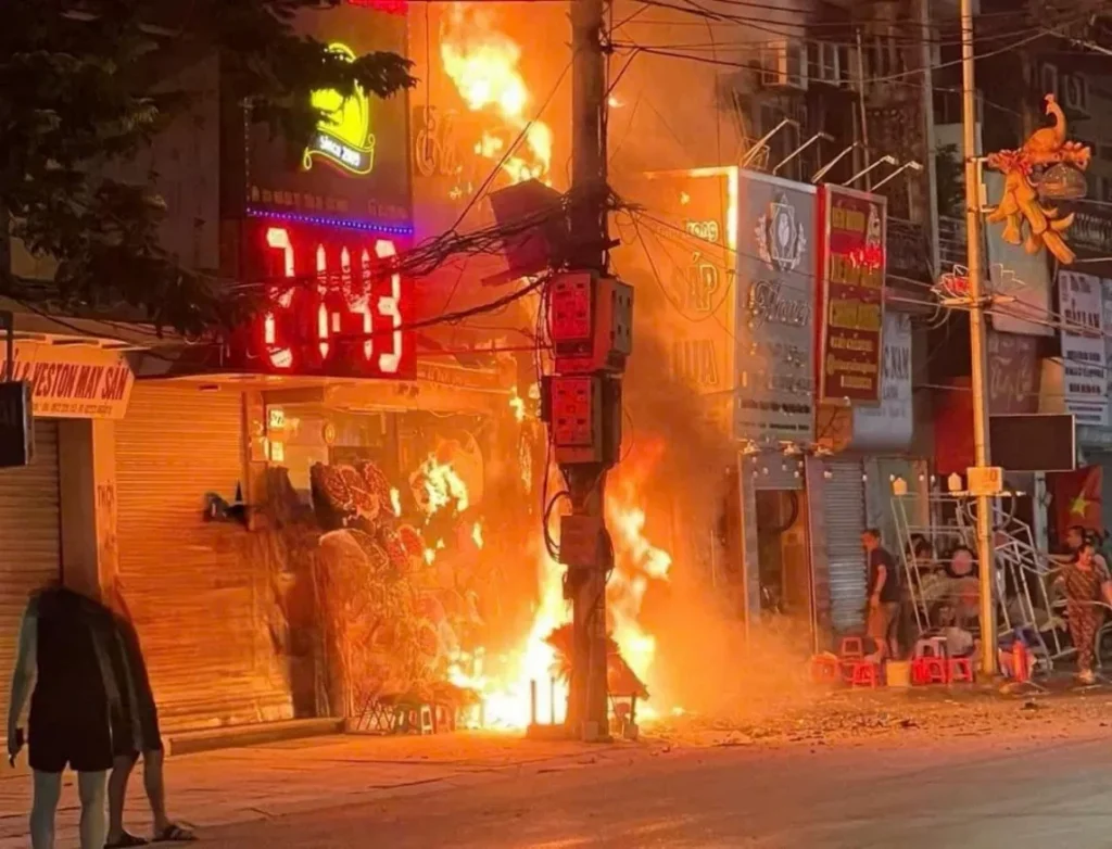 Ch.á.y lớn tại ngôi nhà 5 tầng ở Bắc Ninh, lửa ngùn ngụt ‘đỏ một góc trời’