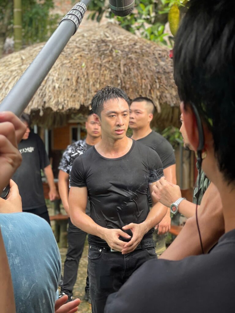 Cảnh sát ngầm 6 múi ở ‘Độc đạo’: Bò dưới mương, lăn lộn với những pha hành động