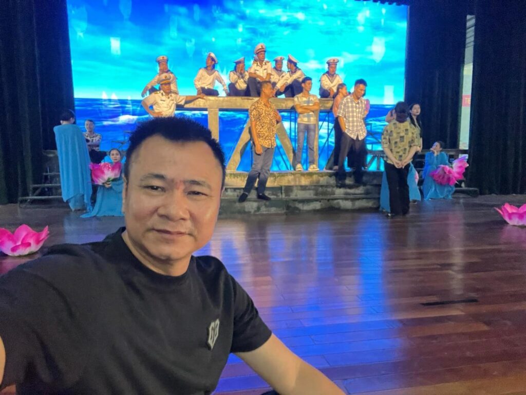 Vợ chồng Trấn Thành hôn nhau tình tứ, tình trẻ của Lệ Quyên lịch lãm