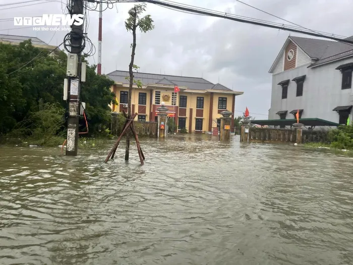 Bão Trà Mi đổ bộ Huế-Đà Nẵng: Nước biển tràn vào đất liền, đường phố ngập sâu