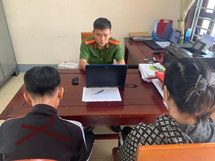 Khởi tố nam sinh lớp 11 ép học sinh lớp 9 ăn đất, hút thuốc