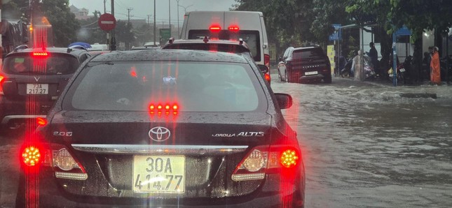 Miền Trung ngay lúc này: Thương bà con quá, đến hẹn lại lên