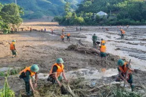 Các lực lượng cứu hộ rút khỏi thôn Làng Nủ