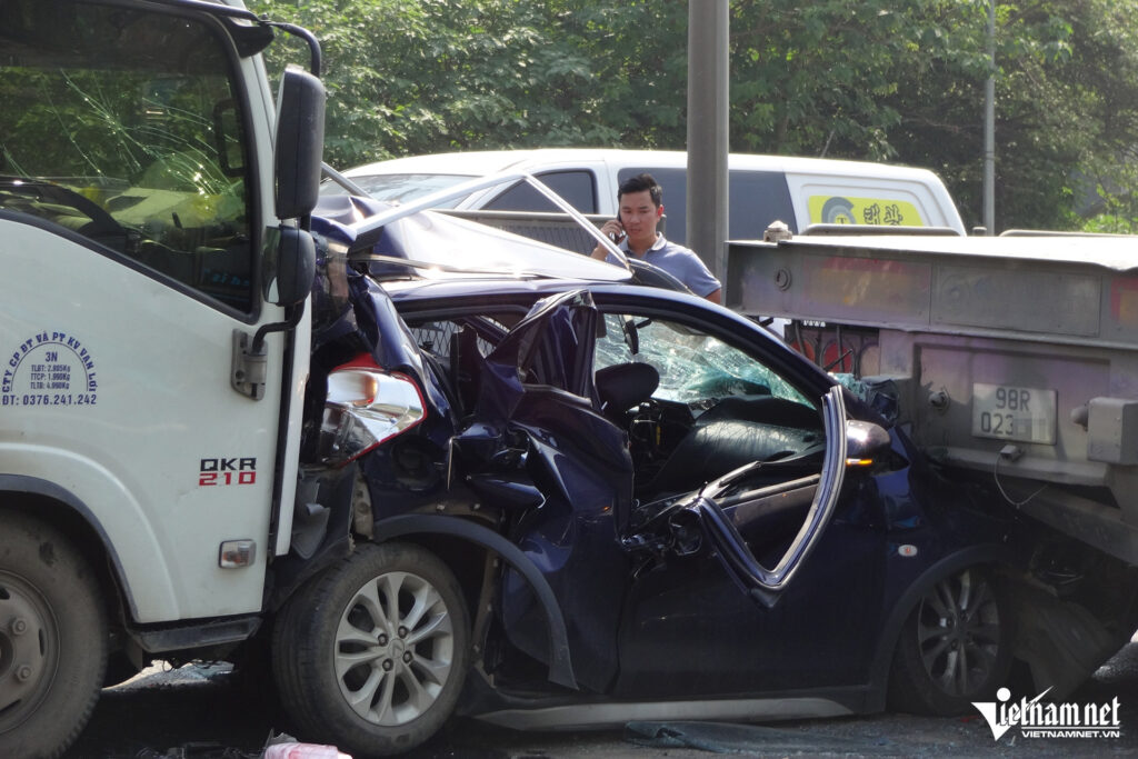 6 ô tô đâm dồn toa khi xuống cầu Thăng Long, 4 người thoát nạn