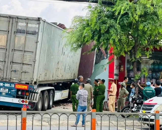 ❌Xe container t.ông sập nhà dân: Tài xế tuvong do mải mê xem iPad khi lái 👇👇