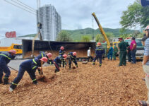 Mẹ ôm thithe con khóc ngất trong vụ lật xe tải chở dăm gỗ khiến 3 người tuvong