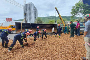 Khoảnh khắc xe chở gỗ dăm lật ngang khiến 3 người tuvong