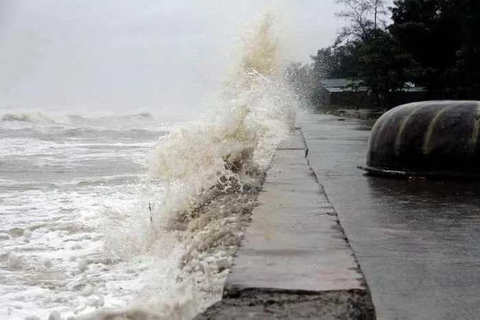 Vùng áp thấp ngoài khơi Philippines có thể mạnh lên thành bão, tác động đến mưa lớn ở miền Trung