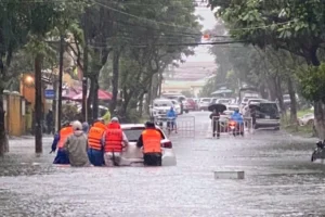 Cả nước hướng về “kh:úc r:uô:t” MIỀN TRUNG ngay lúc này: Mưa như trút, nước dâng cao kỉ lục, nhiều khu vực sau đây sẽ bị nh:ấ;n ch;ì;m trong nước👇👇👇