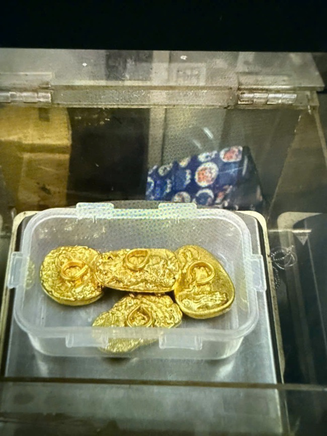 2 người phụ nữ dàn cảnh cướp 2 kg vàng