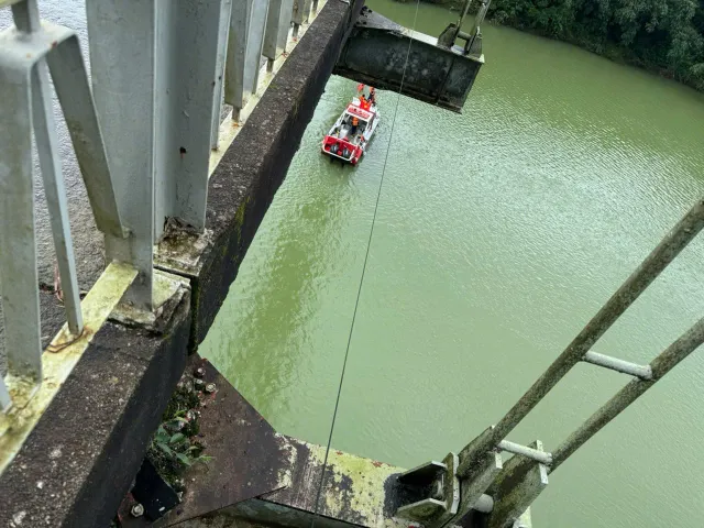 Xe gom rác l.ao từ trên cầu xuống sông Hương, 2 người m:ất t:ích