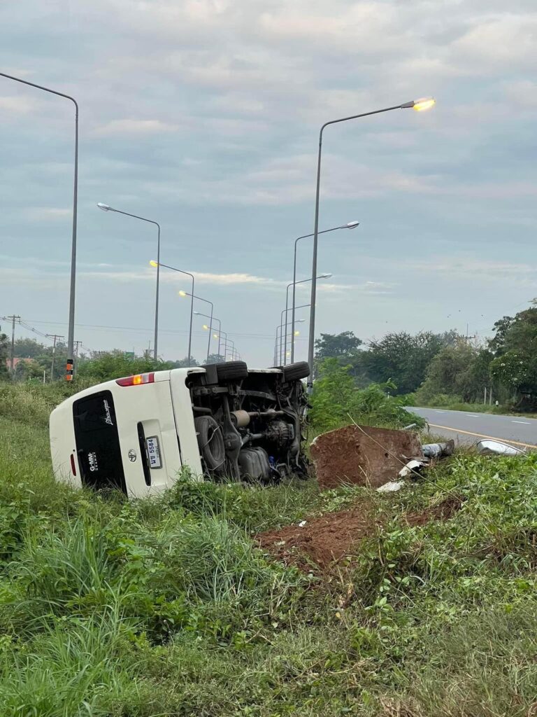 Xe chở nữ ca sĩ nổi tiếng gặp t.ai n.ạn giữa đường, nhiều người bị thương