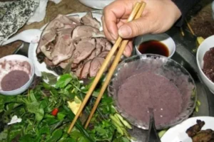 Ăn thịt ch.ó bị đ.ánh bả, 8 người nh.ập viện