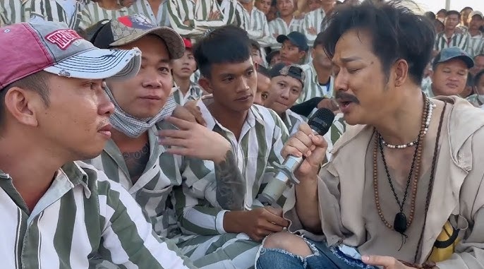 Một nam ca sĩ: “Không phải ai cũng được vào trại giam hát”