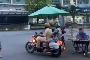 CSGT dùng xe đặc chủng, mở còi hụ chở hai cha con đi cấp cứu