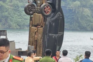 Danh tính cán bộ ngân hàng t.ử v.ong trong ô tô dưới hồ Hòa Bình