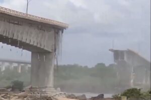 S:ập nhịp cầu 533m, xe chở a:xit tr:àn xuống dòng sông